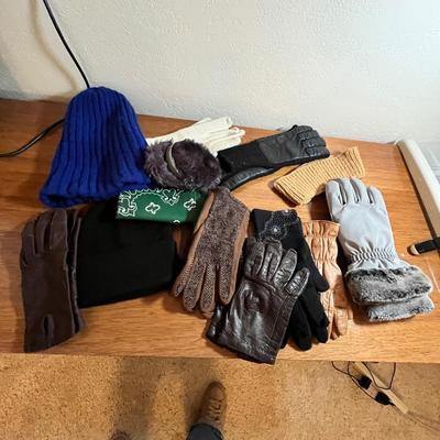 Lot 302 Women's winter supplies