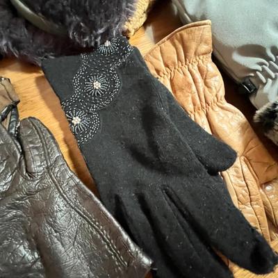 Lot 302 Women's winter supplies