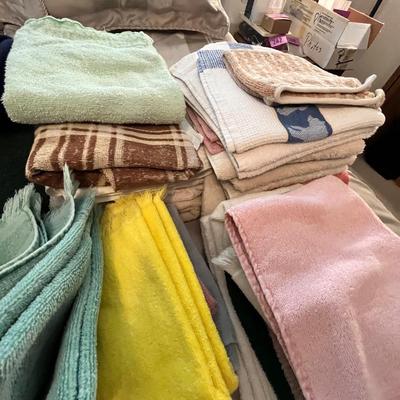 Lot 303 Massive lot of towels