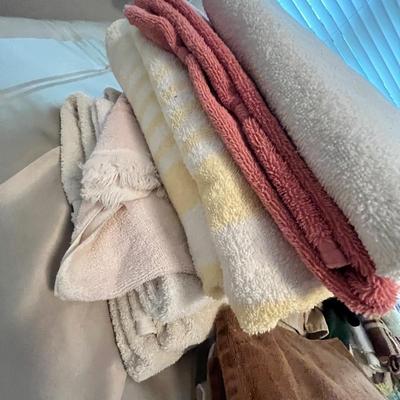 Lot 303 Massive lot of towels