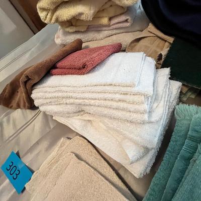 Lot 303 Massive lot of towels