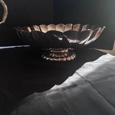 A VARIETY OF SILVER PLATED PLATTERS