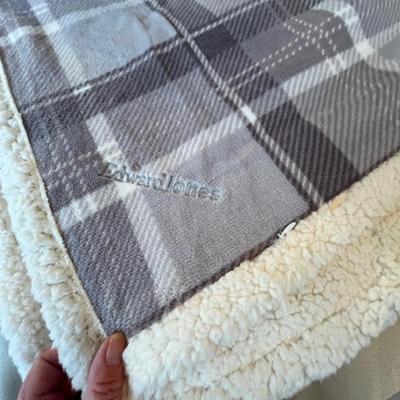 Lot 310 Fleece throws
