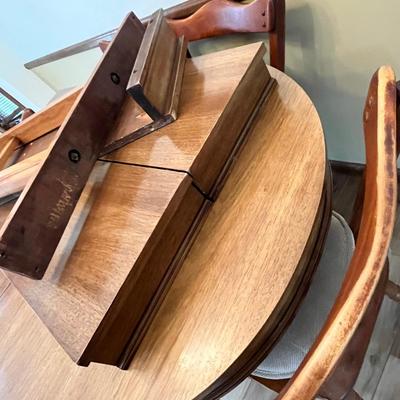 Lot 314 Temple Stuart Maple Dinette Set