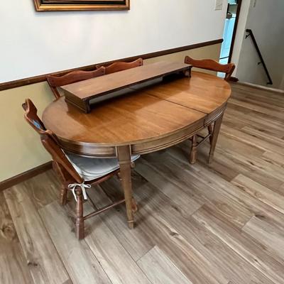 Lot 314 Temple Stuart Maple Dinette Set