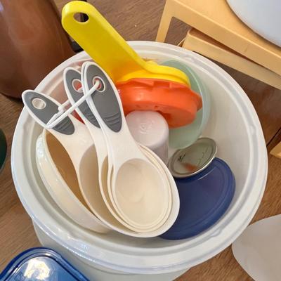 Lot 364 Plastic ware lot