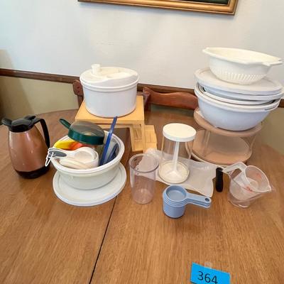 Lot 364 Plastic ware lot
