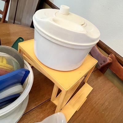 Lot 364 Plastic ware lot
