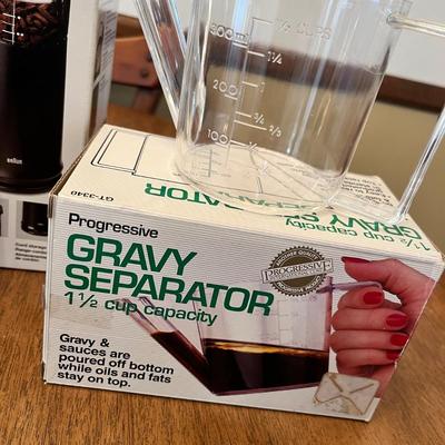 Lot 371 Coffee Grinder & cravy pourer
