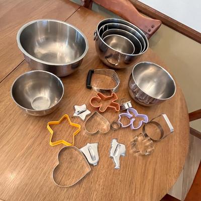 Lot 382 Mixing bowls & cookie cutters