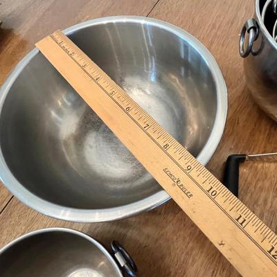 Lot 382 Mixing bowls & cookie cutters
