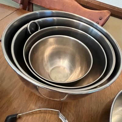 Lot 382 Mixing bowls & cookie cutters
