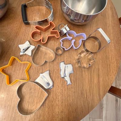 Lot 382 Mixing bowls & cookie cutters