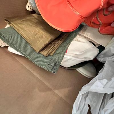 Lot 389 Kitchen linens
