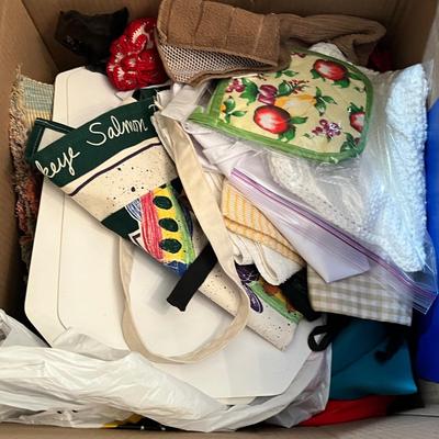 Lot 389 Kitchen linens