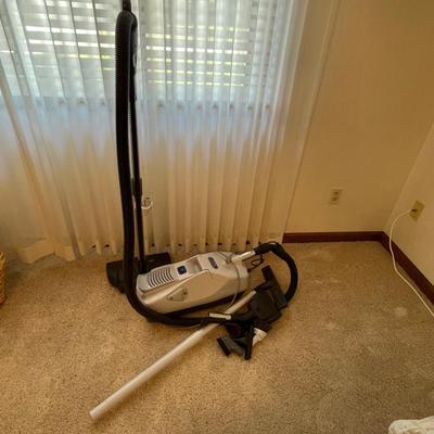 lot 412 Canister Vac