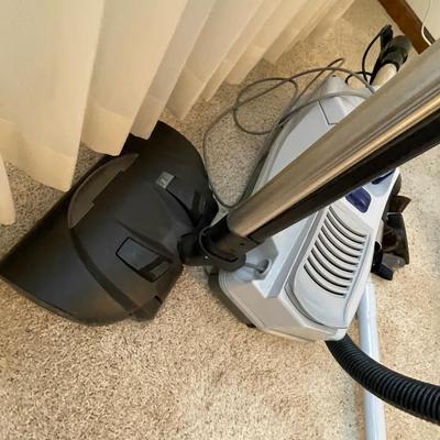 lot 412 Canister Vac