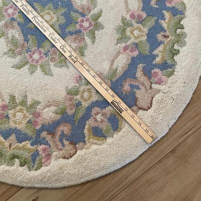 lot 416 Round area rug
