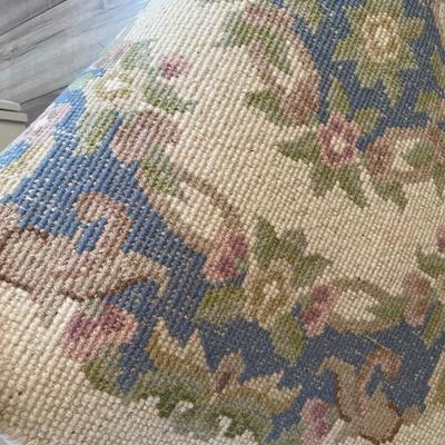 lot 416 Round area rug