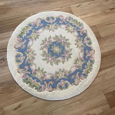 lot 416 Round area rug