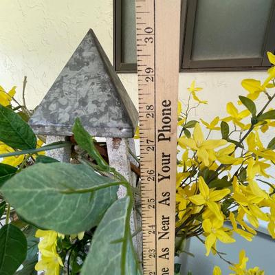lot 419 Out door flower arrangements