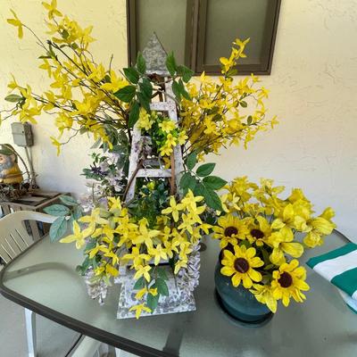 lot 419 Out door flower arrangements