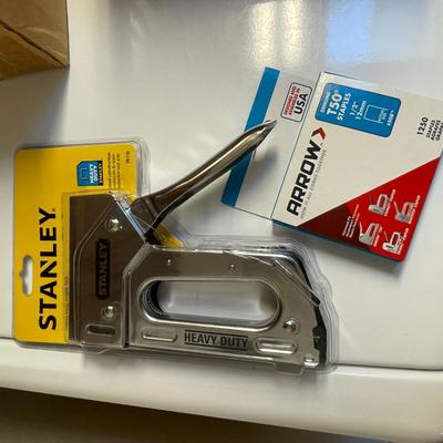 lot 428 Staple gun w/ staples