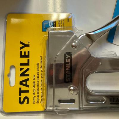 lot 428 Staple gun w/ staples