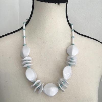 Sale Photo Thumbnail #4: Very nice vintage white faux beaded necklace. Please see attached photos.
