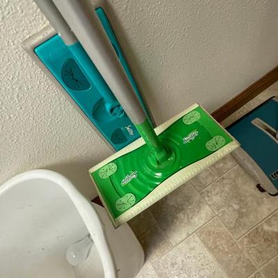lot 435 Swiffer & cleaning items