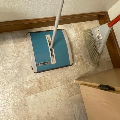 lot 435 Swiffer & cleaning items