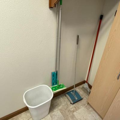 lot 435 Swiffer & cleaning items