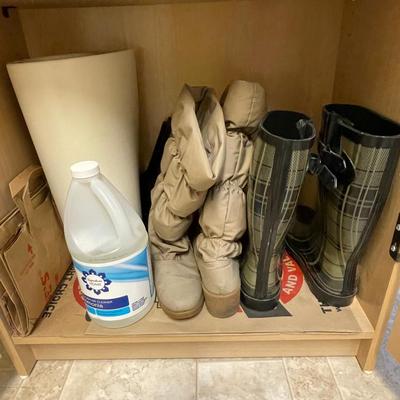 lot 438 Shelf of boots & other