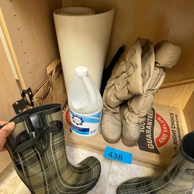 lot 438 Shelf of boots & other