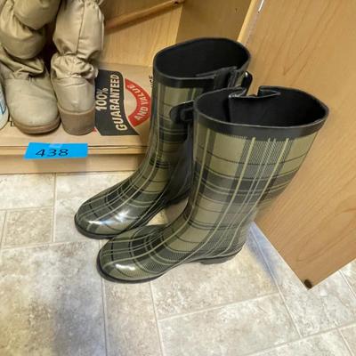lot 438 Shelf of boots & other