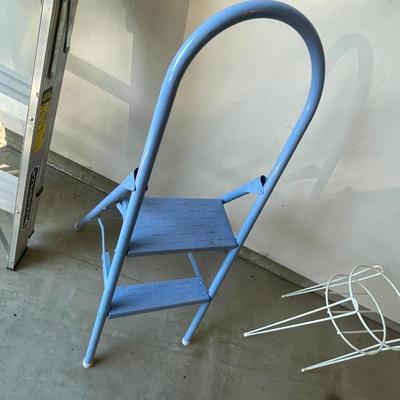 lot 444 Blue step stool