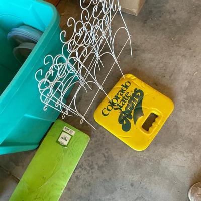 lot 446 Tote of gardening stuff