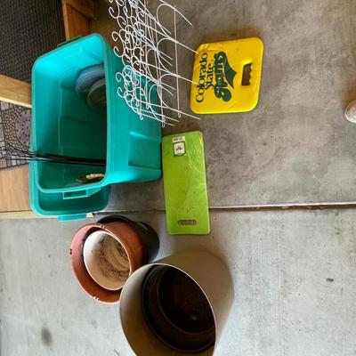 lot 446 Tote of gardening stuff