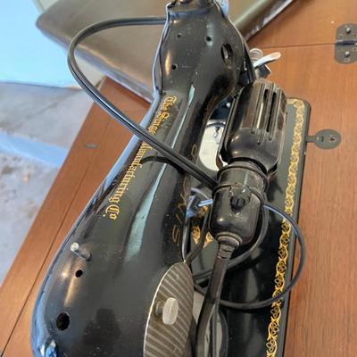 lot 451 Singer Sewing machine w/ attachments