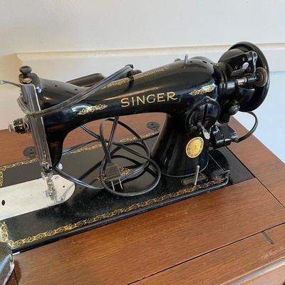 lot 451 Singer Sewing machine w/ attachments