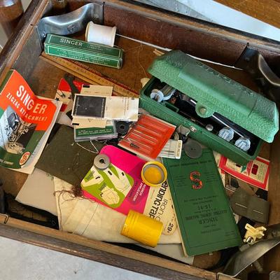lot 451 Singer Sewing machine w/ attachments