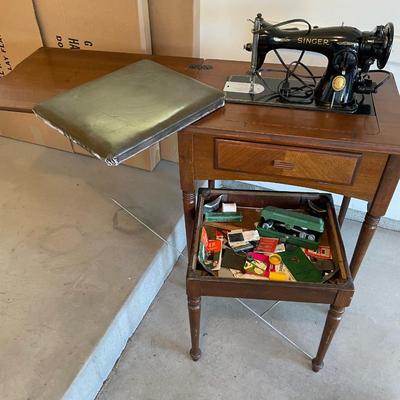 lot 451 Singer Sewing machine w/ attachments