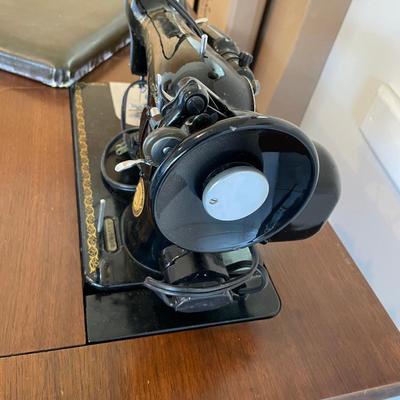 lot 451 Singer Sewing machine w/ attachments