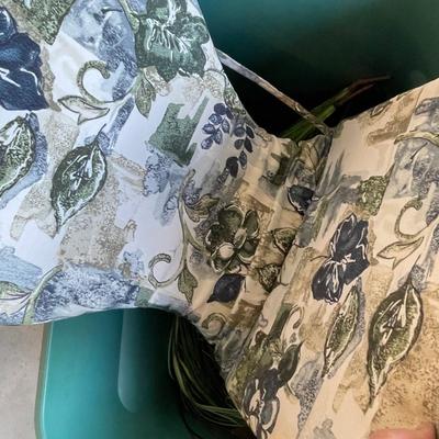 lot 457 Tote of stuff
