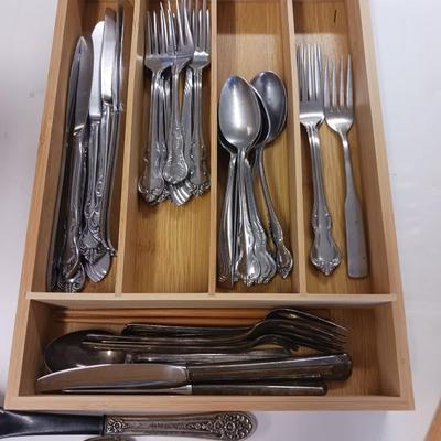 BAMBOO ORGANIZER W/FLATWARE, WOODEN CUTTING BOARD, CUTLERY BLOCK AND SERVING SPOONS