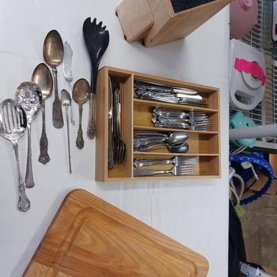 BAMBOO ORGANIZER W/FLATWARE, WOODEN CUTTING BOARD, CUTLERY BLOCK AND SERVING SPOONS