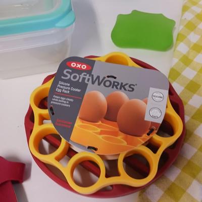 ASSORTMENT OF PLASTIC KITCHEN ITEMS