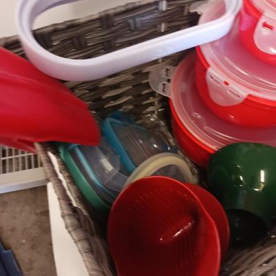 ASSORTMENT OF PLASTIC KITCHEN ITEMS