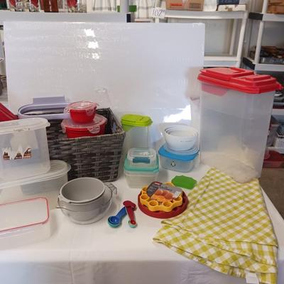 ASSORTMENT OF PLASTIC KITCHEN ITEMS