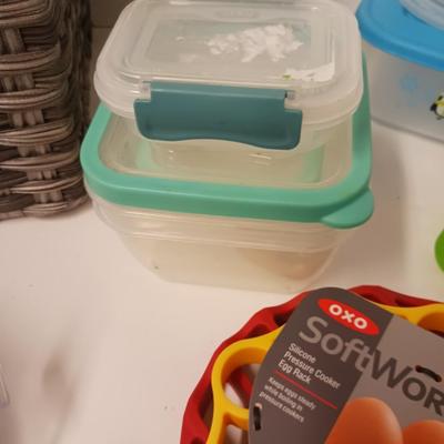ASSORTMENT OF PLASTIC KITCHEN ITEMS